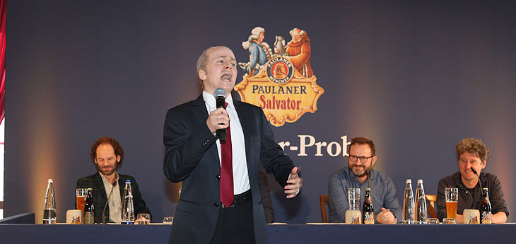 Pressekonferenz am 28.02.2023 Nikola Norgauer tritt beim Nockherberg Singspiel 2023 auf als Bundeskanzler Olaf Scholz (©Foto: Martin Schmitz)